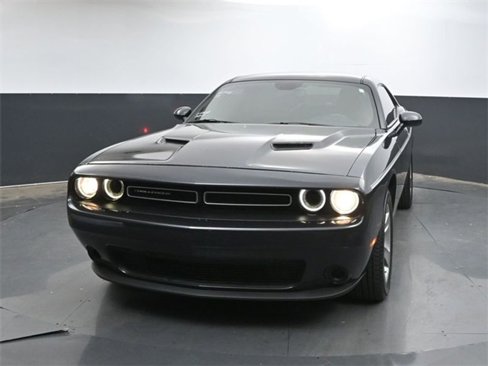 Used 2019 Dodge Challenger SXT image 2