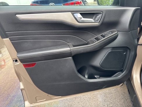 Used 2021 Ford Escape SE image 9