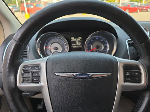 Used 2016 Chrysler Town & Country Touring w/ Driver Convenience Group image 29