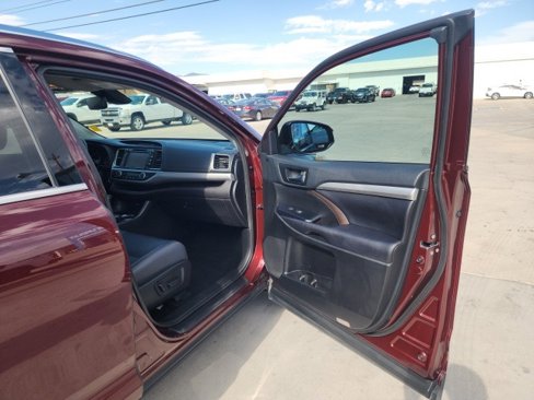 Used 2019 Toyota Highlander XLE image 25