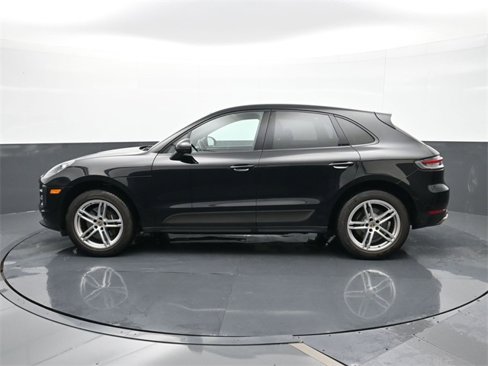 Certified 2021 Porsche Macan image 2