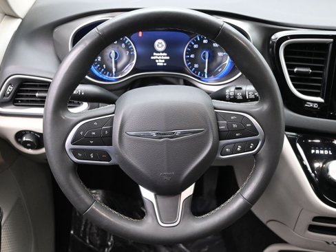 Used 2023 Chrysler Pacifica Touring-L image 20