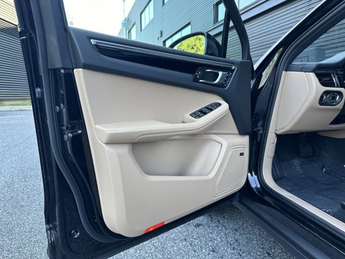 Certified 2025 Porsche Macan image 18