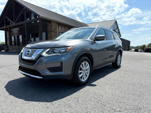 Used 2017 Nissan Rogue SV image 2