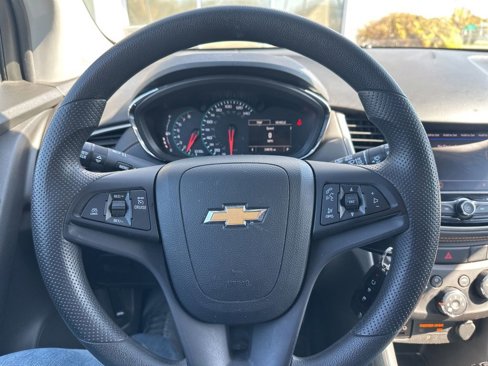 Used 2022 Chevrolet Trax LS w/ Tint and Cruise Package image 21