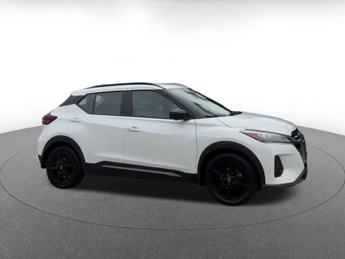 Used 2023 Nissan Kicks SR image 2