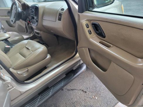Used 2001 Ford Escape XLT image 12