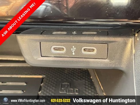 Certified 2025 Volkswagen Jetta SE w/ Sunroof Package image 28