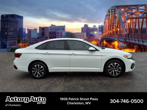 Used 2022 Volkswagen Jetta S image 2