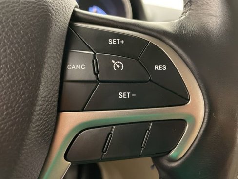 Used 2020 Jeep Grand Cherokee Laredo w/ Security & Convenience Group image 17