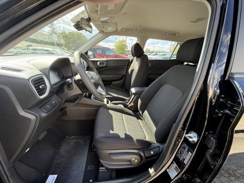 New 2025 Hyundai Venue SE image 12