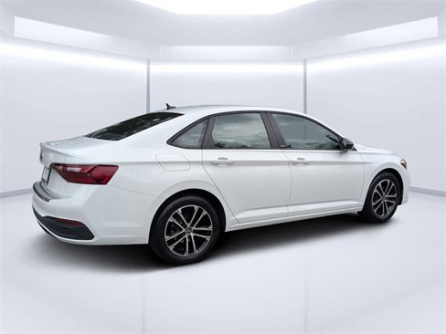 Used 2024 Volkswagen Jetta Sport image 3