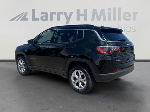 Used 2024 Jeep Compass Latitude image 3
