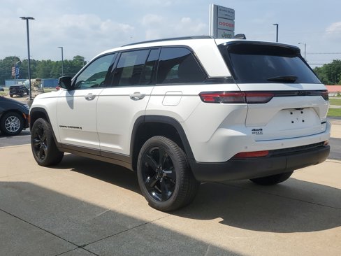 Used 2024 Jeep Grand Cherokee Limited w/ Black Appearance Package image 3