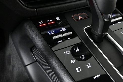 Certified 2025 Porsche Macan image 17