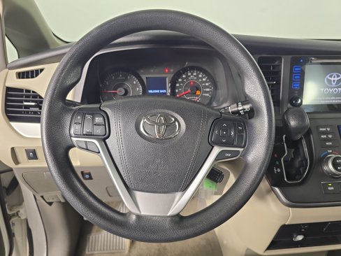 Used 2016 Toyota Sienna LE image 14