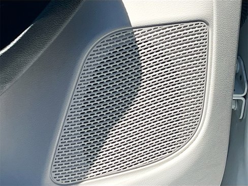 Used 2018 Chrysler Pacifica Touring-L image 18