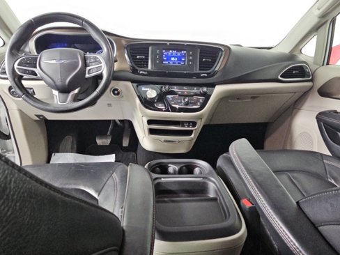 Certified 2017 Chrysler Pacifica Touring-L image 13