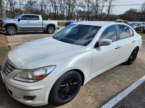 Used 2011 Hyundai Genesis 3.8 image 1