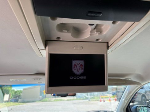 Used 2010 Dodge Grand Caravan SXT image 17