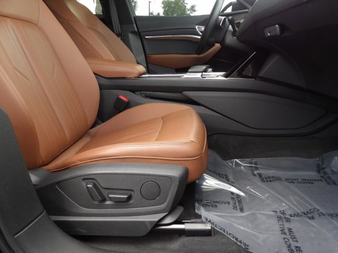 Used 2022 Audi e-tron Premium w/ Towing Package image 24