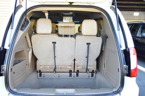 Used 2016 Chrysler Town & Country Touring-L image 35