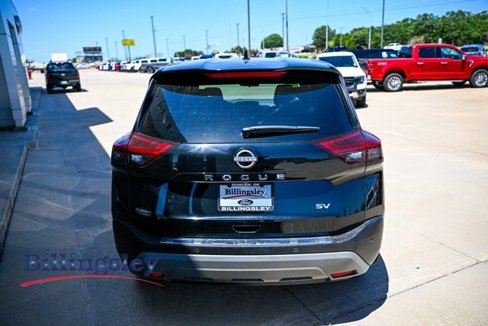 Used 2023 Nissan Rogue SV image 1