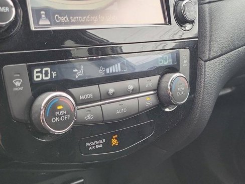 Used 2017 Nissan Rogue SV w/ SV Premium Package image 29