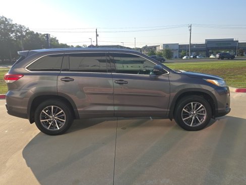 Used 2018 Toyota Highlander XLE image 6