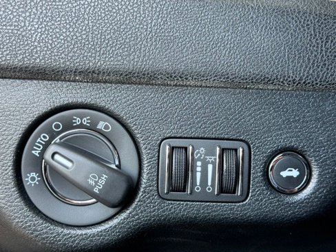 Used 2018 Chrysler 300 Limited w/ Safetytec Plus Group image 14