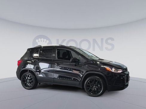 Used 2022 Chevrolet Trax LT w/ Midnight Edition image 4