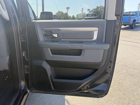 Used 2019 RAM 1500 Classic SLT image 34