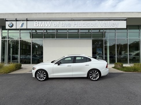 Used 2021 Volvo S60 T5 Momentum w/ Premium Package image 1