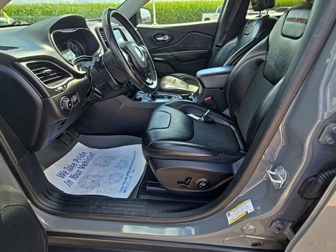 Used 2019 Jeep Cherokee Trailhawk w/ Cold Weather Group image 31