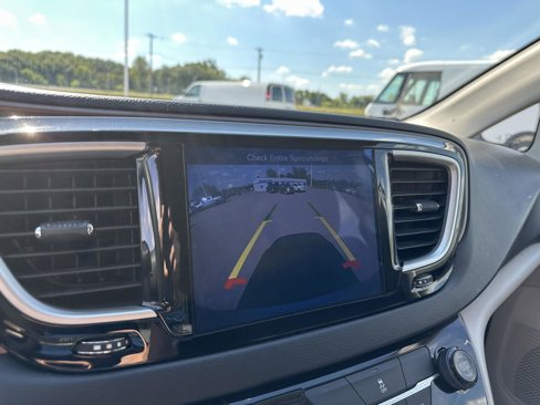 Used 2017 Chrysler Pacifica Touring image 30