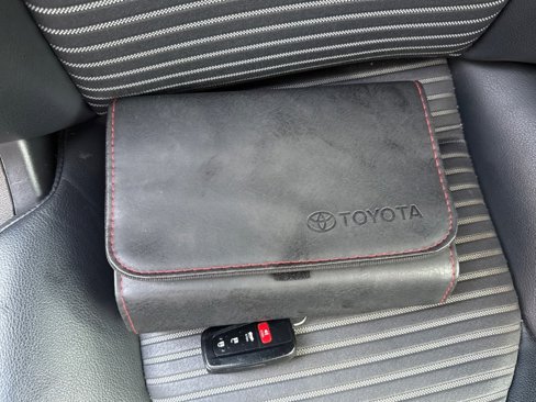 Used 2018 Toyota Camry SE w/ Moonroof Package image 34