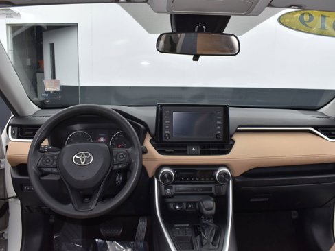 Used 2019 Toyota RAV4 LE image 9