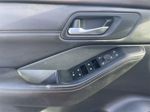 Used 2022 Nissan Rogue SV image 19