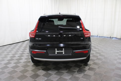 Used 2022 Volvo XC40 T4 Momentum image 23