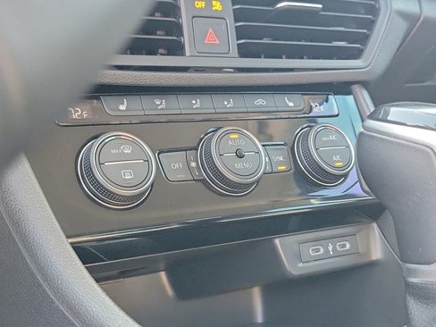 Used 2023 Volkswagen Jetta SE image 28