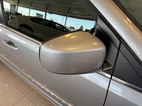 Used 2016 Chrysler Town & Country Touring image 11