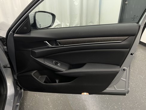 Used 2019 Honda Accord Touring image 6