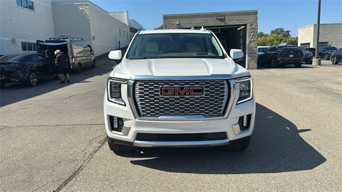 Used 2021 GMC Yukon Denali w/ Denali Premium Package image 10
