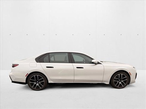 Used 2024 BMW 740i image 8
