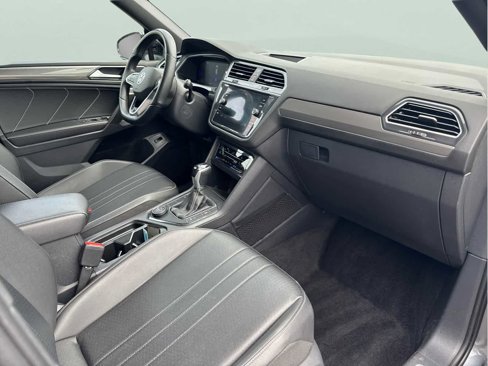Certified 2022 Volkswagen Tiguan SE R-Line image 10