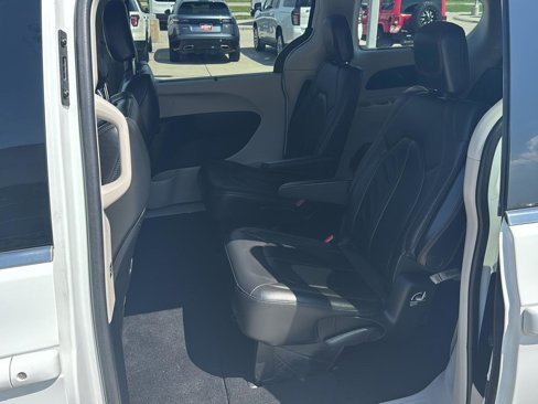 Used 2017 Chrysler Pacifica Touring-L image 9