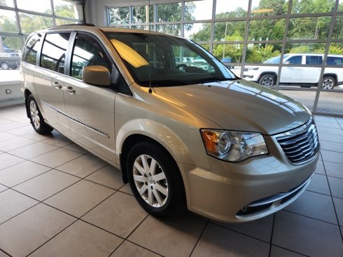 Used 2014 Chrysler Town & Country Touring image 4