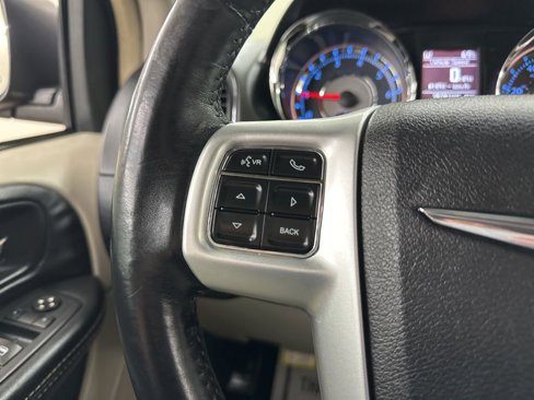 Used 2016 Chrysler Town & Country Touring image 32