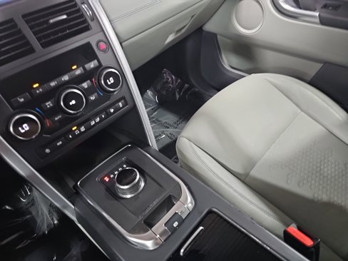 Used 2019 Land Rover Discovery Sport SE image 26