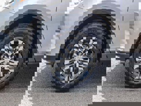 Used 2018 Toyota RAV4 LE image 10